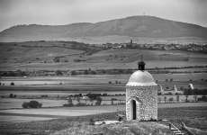 kaplička na vyvýšenině Hradištěk v pozadí Palavské vrchy