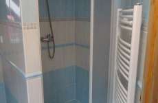 Malý půdní dvouložnicový apartmán E pro až 5 osob - sprchový kout