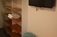 Úložný prostor a TV v pokoji